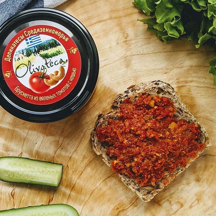 Брускетта из вяленых томатов с кешью