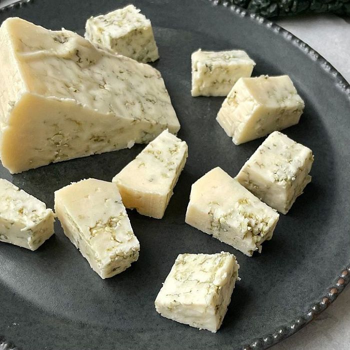 Сыр с голубой плесенью Mont Blu, ферма Сергея Остапова